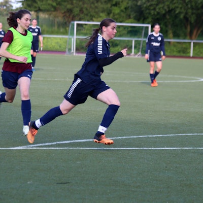 Hanna Frauenkron vom VfL Kommern läuft mit dem Ball Richtung Tor.