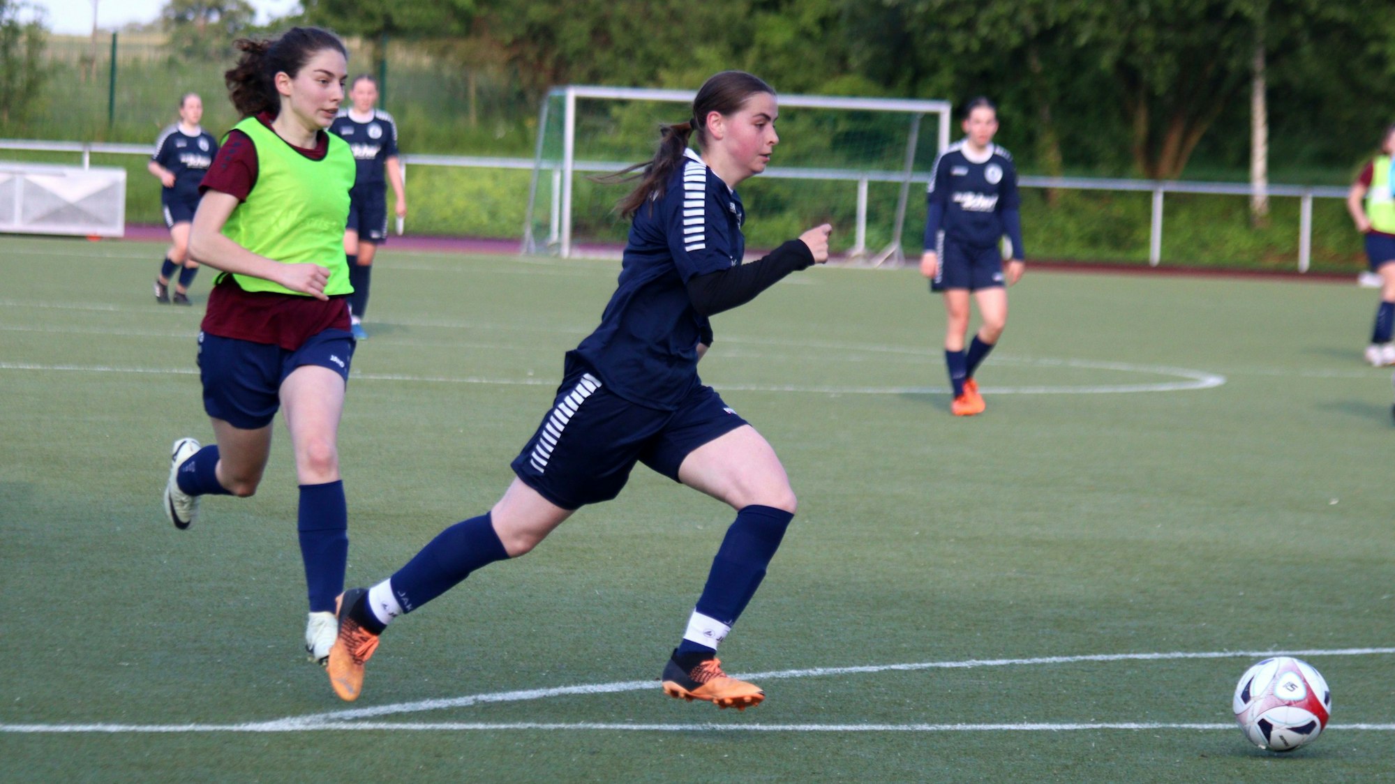 Hanna Frauenkron vom VfL Kommern läuft mit dem Ball Richtung Tor.