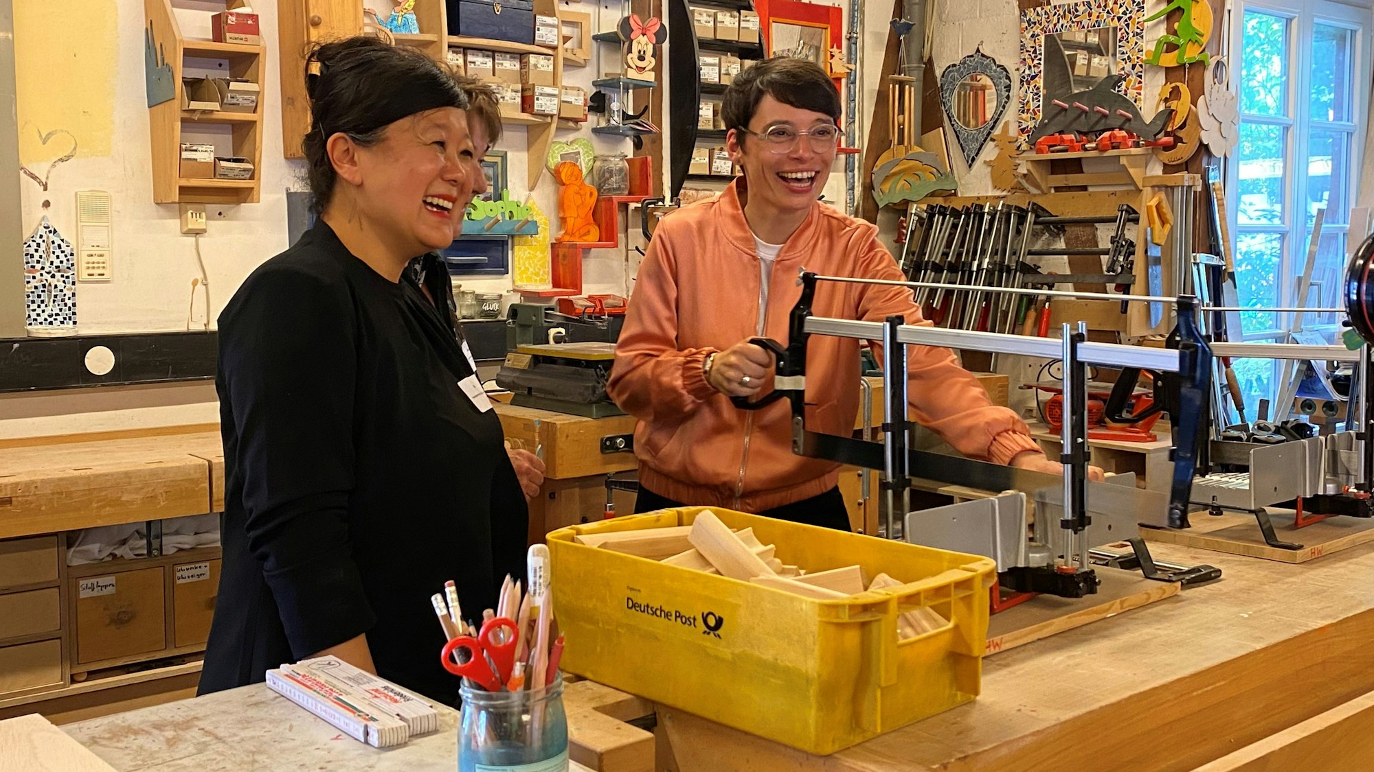 NRW-Gleichstellungsministerin Josefine Paul (r.) nimmt die Säge in die Hand.
