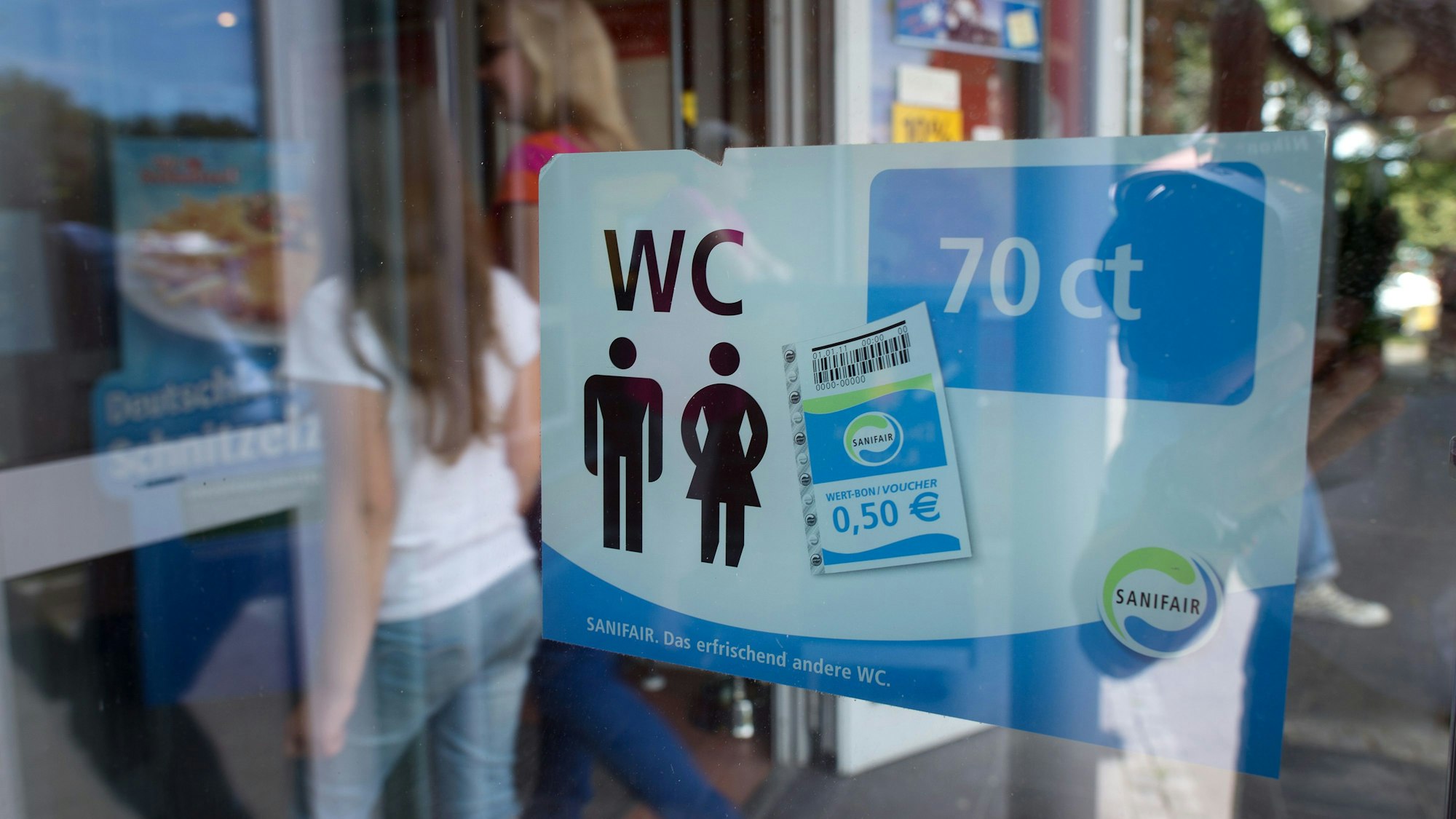 ARCHIV - 18.07.2014, Nordrhein-Westfalen, Krefeld: Rasthofbesucher gehen in einen Rasthof. Der Autobahn-Raststättenbetreiber Tank&Rast sieht sich für die Feriensaison gut aufgestellt. (zu dpa «Autobahn-Raststättenbetreiber sieht sich für Feriensaison gerüstet» vom 30.06.2018) Foto: Federico Gambarini/dpa +++ dpa-Bildfunk +++