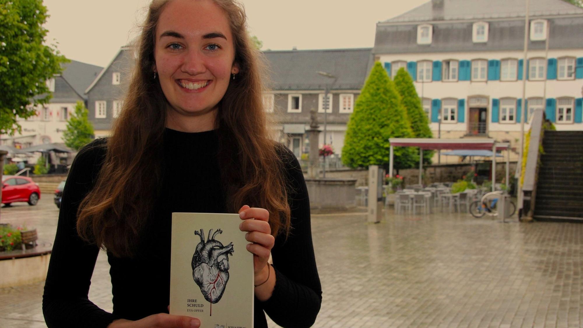 Das Foto zeigt dier Wipperfürther Krimiautorin Eva Opfer auf dem Marktplatz der Hansestadt.