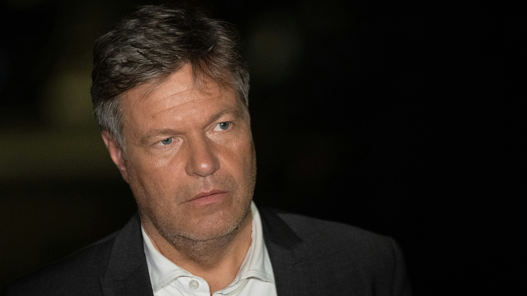 Robert Habeck (Bündnis 90/Die Grünen), Bundesminister für Wirtschaft und Klimaschutz, spricht während eines Besuchs in China zu Journalisten.