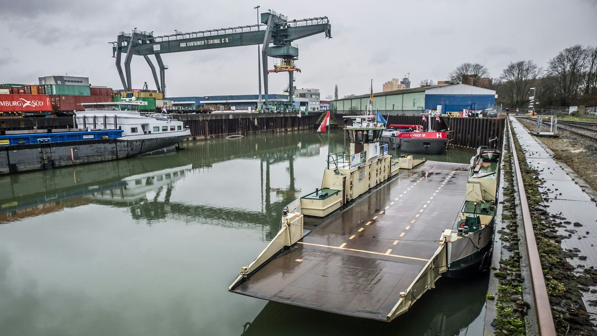 Die Hitdorfer Fähre „Fritz Middelanis“ im Hafen in Köln-Niehl. (Archivfoto)