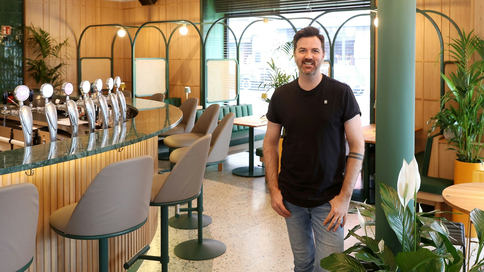 Ein Mann steht in einem Restaurant.