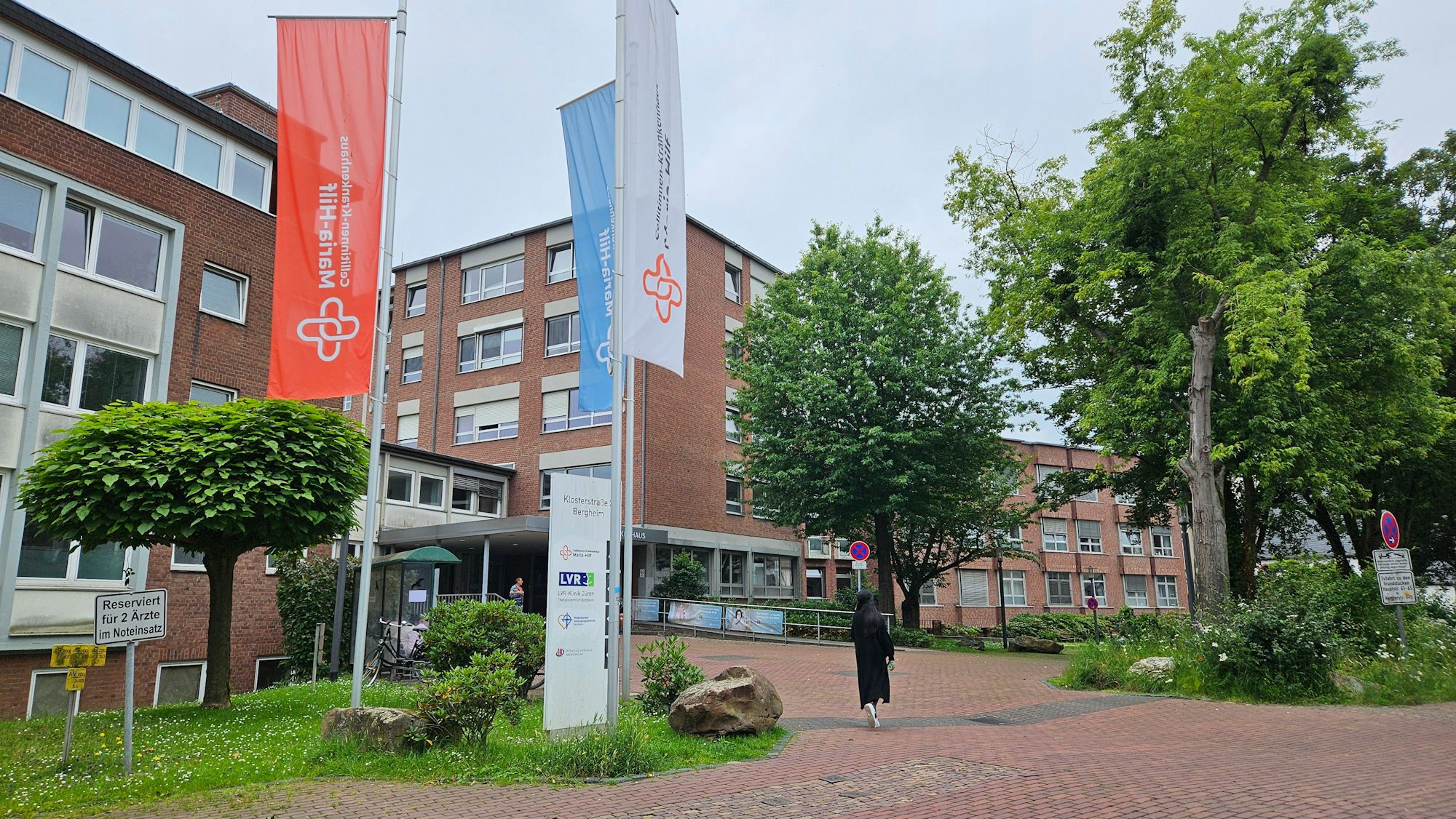 Das Foto zeigt ein Krankenhaus.