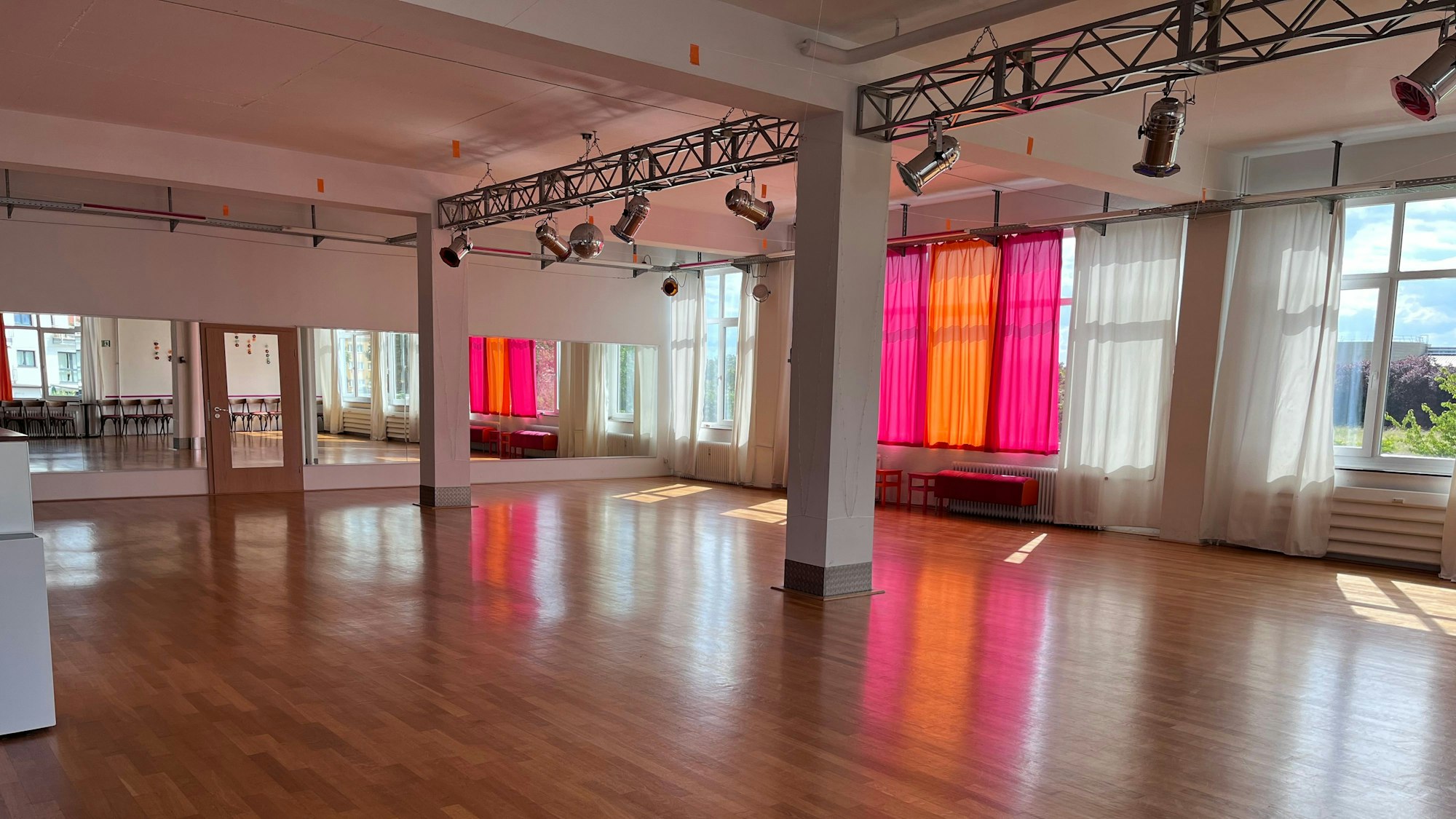 Den Raum sanierte sie auf eigene Kosten und gestaltete ihn in ihren Lieblingsfarben, Orange und Pink. Sie wollte, dass sich alle wohlfühlen.