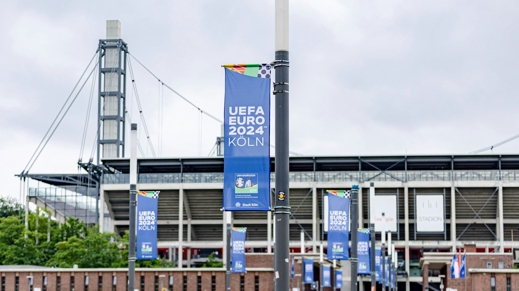 Fahnen säumen Brücken, Ufer und auch den Weg zum Kölner Stadion.