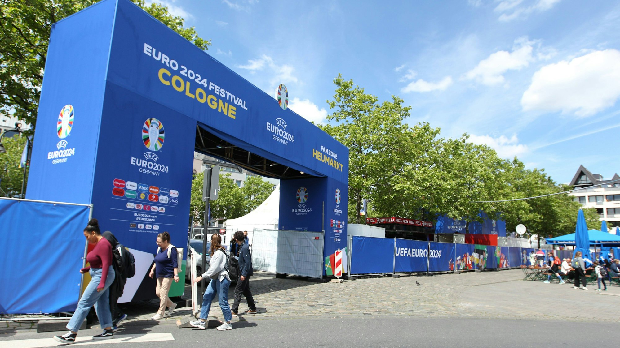 Der Eingang zur Fanzone ist zu sehen.