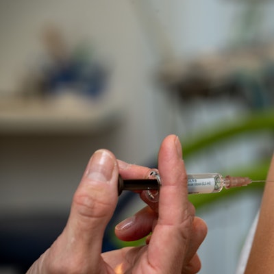 Eine Gynäkologin setzt bei der HPV-Impfung in einer Frauenarztpraxis eine Injektion in den Oberarm einer Jugendlichen. (Symbolbild)