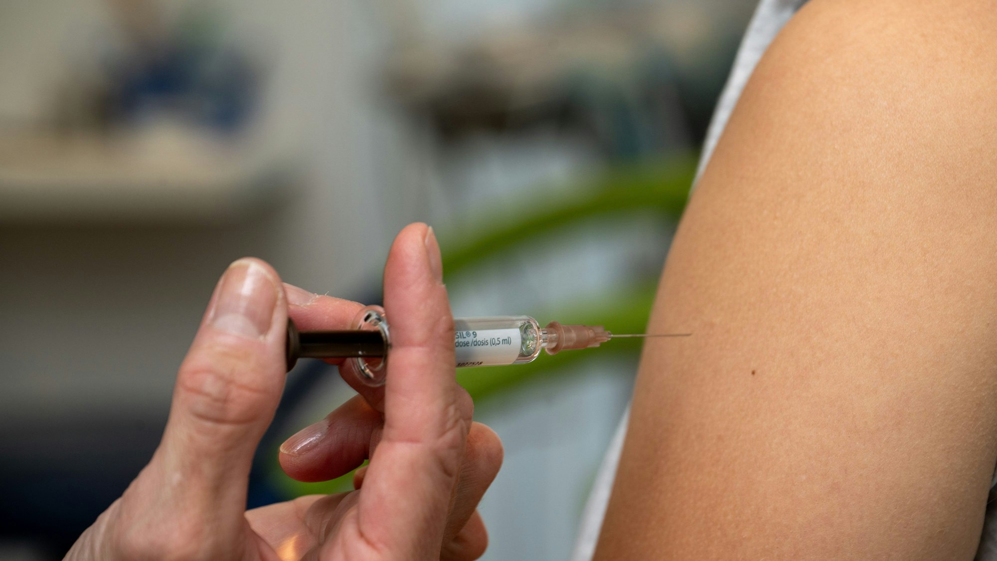 Eine Gynäkologin setzt bei der HPV-Impfung in einer Frauenarztpraxis eine Injektion in den Oberarm einer Jugendlichen. (Symbolbild)