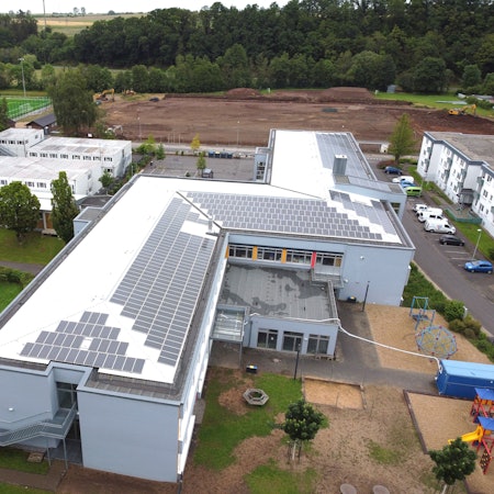 Blick auf das Dach der Grundschule in Kall.