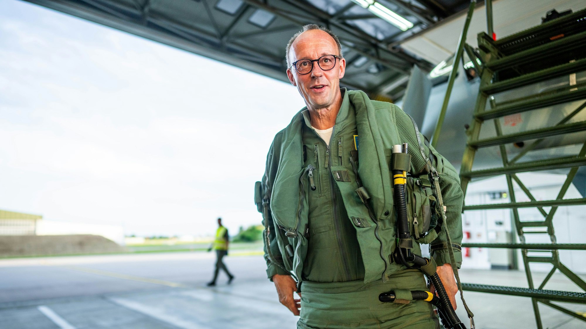 Friedrich Merz, CDU Bundesvorsitzender und CDU/CSU Fraktionsvorsitzender im Bundestag, steigt – sichtlich gut gelaunt – aus dem Cockpit eines Eurofighters der Bundeswehr.