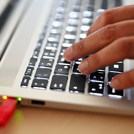 Ein Mitarbeiter des Cybercrime-Zentrums Baden-Württemberg sitzt an einem Arbeitsplatz (gestellte Szene).