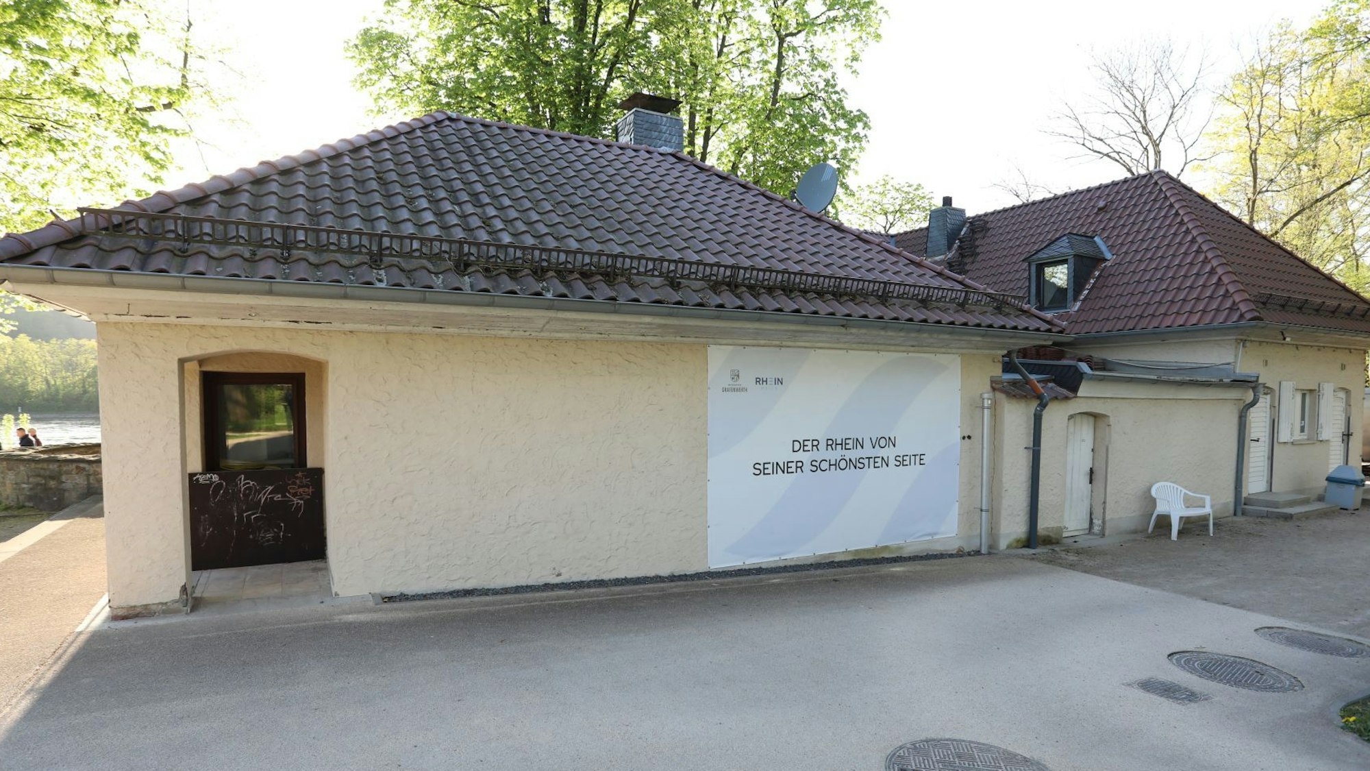 Ein flaches Gebäude mit beigen Wänden