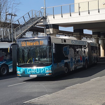 Busse halten am Siegburger Busbahnhof.