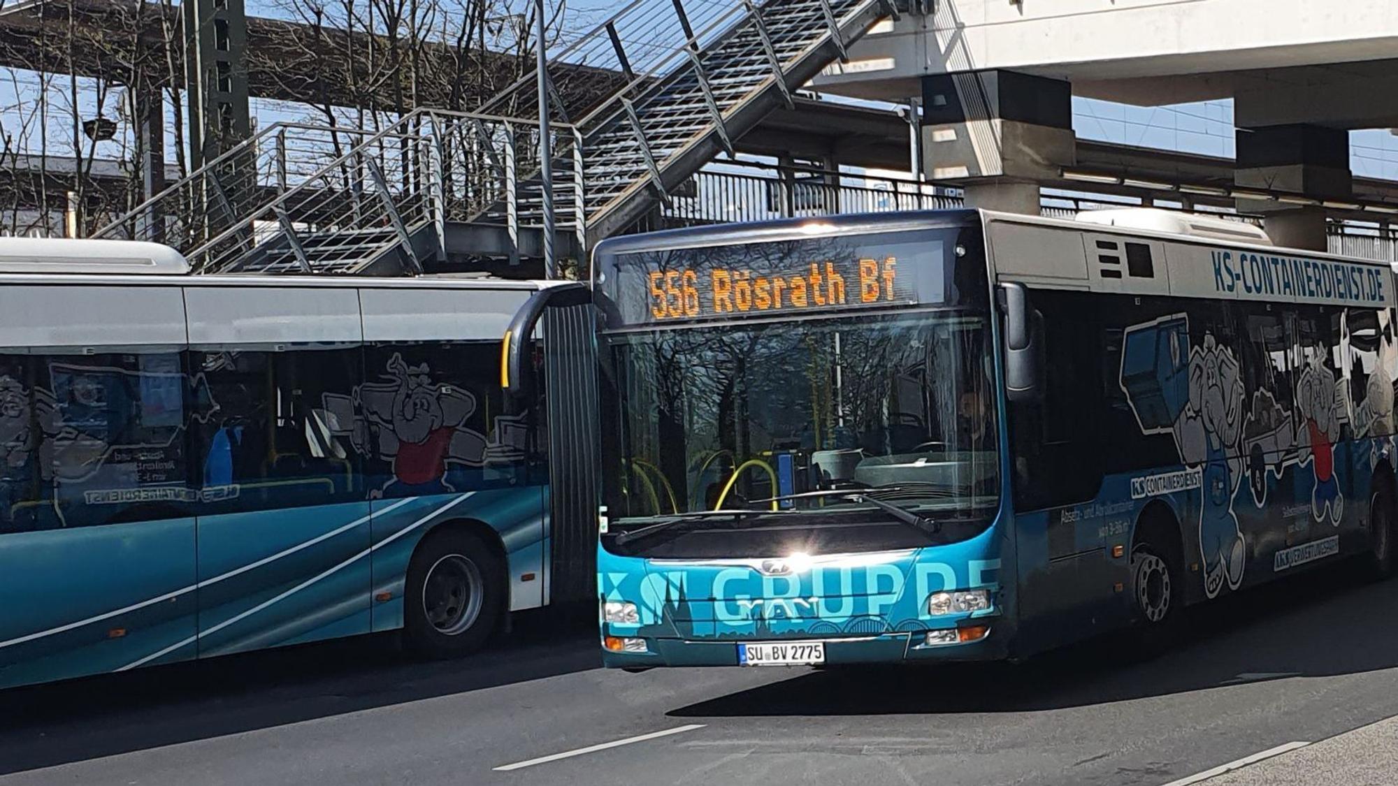 Busse halten am Siegburger Busbahnhof.