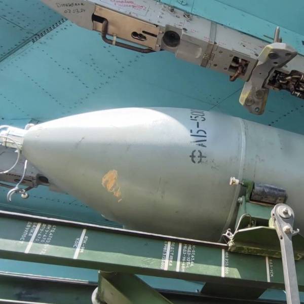 Kleiner Bruder der FAB-3000: Eine FAB-500-Bombe aus russischer Produktion. Berichten zufolge kam nun die massive Variante der Gleitbombe in der Ukraine zum Einsatz. (Archivbild)