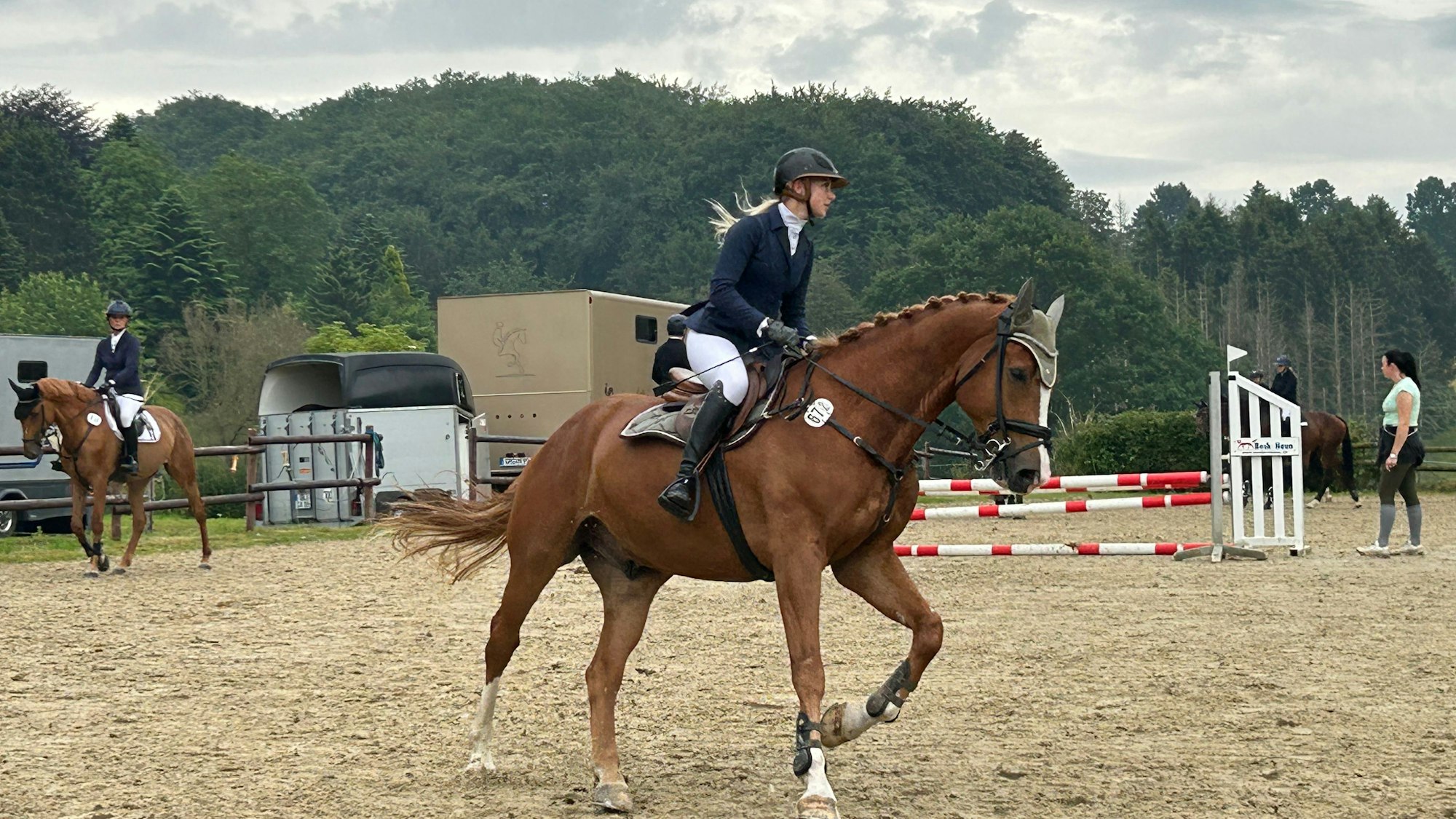 Leverkusener Reitertage: Reiter und Pferd wärmen sich vor der Prüfung auf.