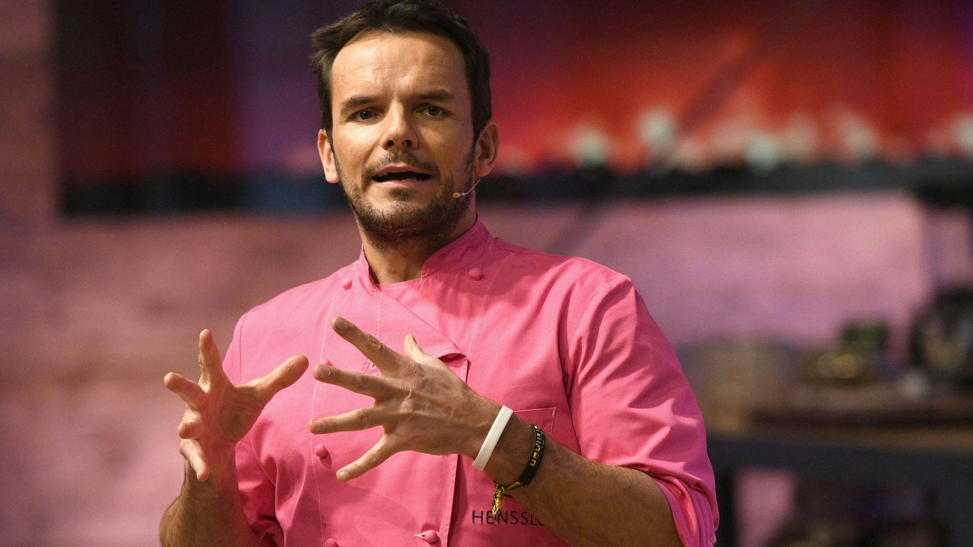 ARCHIV - 26.03.2017, Nordrhein-Westfalen, Köln: Der Koch Steffen Henssler gestikuliert bei der Aufzeichnung der VOX Kochshow ´Grill den Henssler». Dem Fernsehkoch ist teure Küchentechnik ein Dorn im Auge. (zu dpa: ´Steffen Henssler hält wenig von teurer Küchentechnik») Foto: Henning Kaiser/dpa +++ dpa-Bildfunk +++