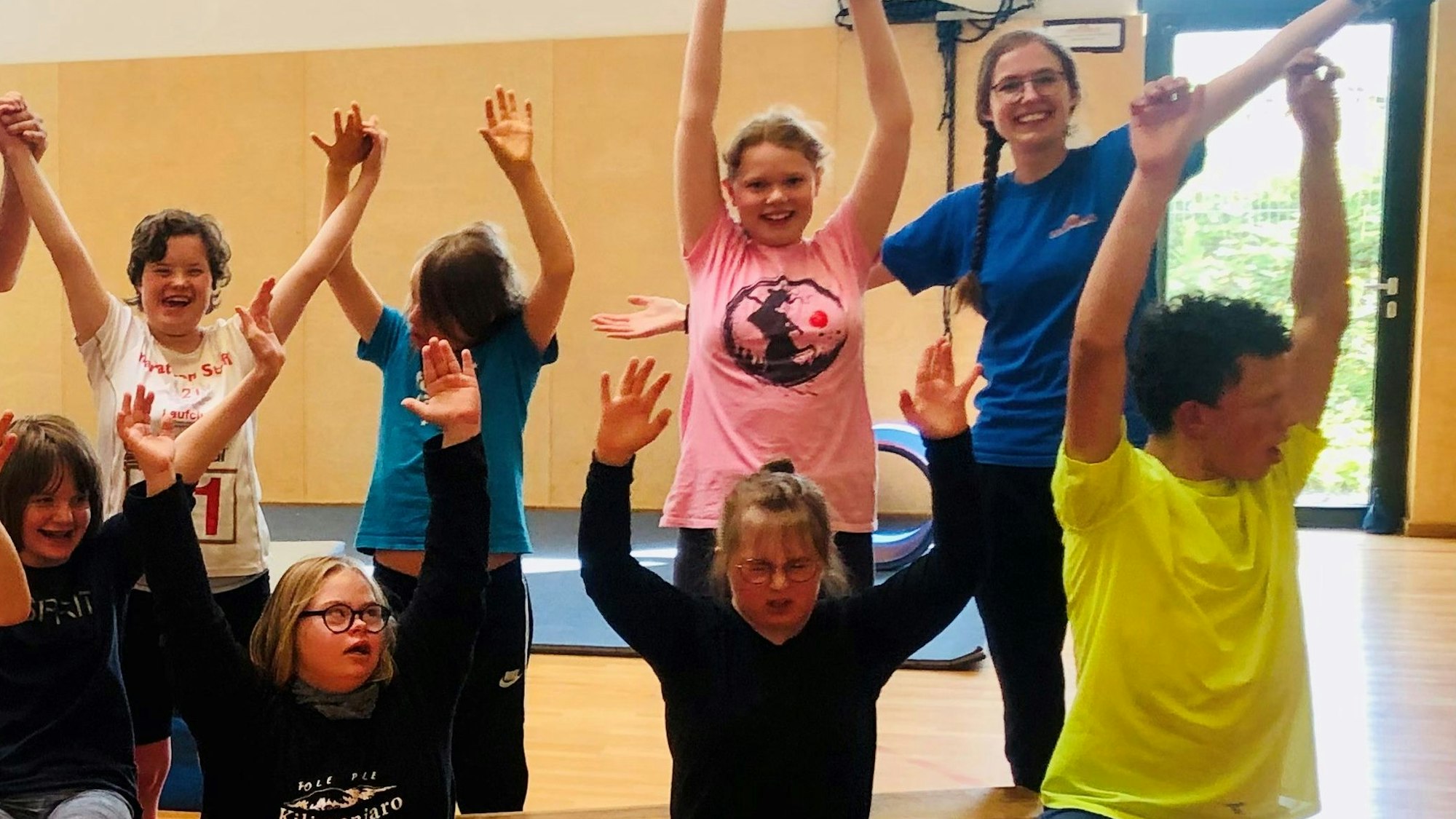 Die „Sternschnuppen“-Artistinnen und Artisten mit Trainerin Nora Krey (rechts hinten)