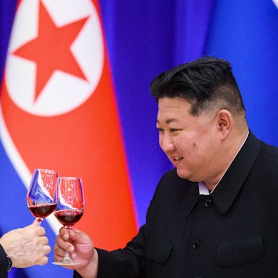 Auf die Zusammenarbeit: Kremlchef Wladimir Putin stößt in Nordkorea mit Kim Jong Un an. Der Diktator gehört zu Putins wenigen verbliebenen Freunden – und das hat seinen Preis für Russland.
