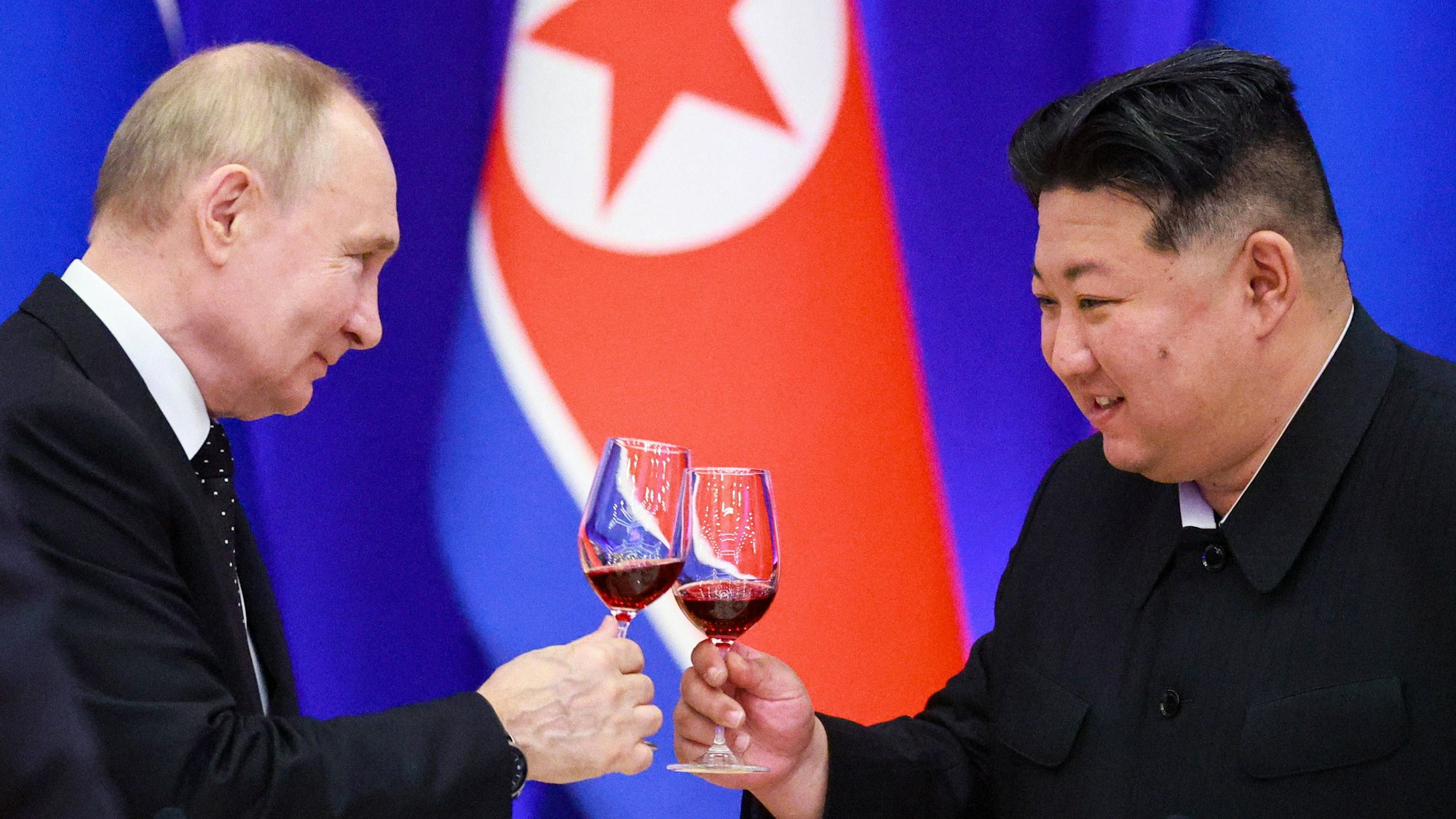 Auf die Zusammenarbeit: Kremlchef Wladimir Putin stößt in Nordkorea mit Kim Jong Un an. Der Diktator gehört zu Putins wenigen verbliebenen Freunden – und das hat seinen Preis für Russland.