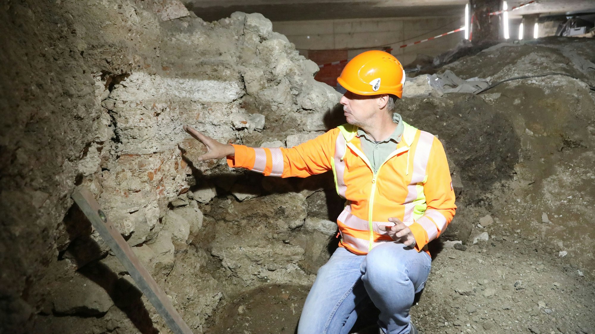 Grabungsleiter Michael Wiehen untersucht die Funde am Miqua.