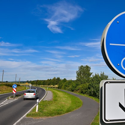 Das Bild zeigt einen Weg mit einem Verkehrsschild «Gemeinsamer Geh- und Radweg».