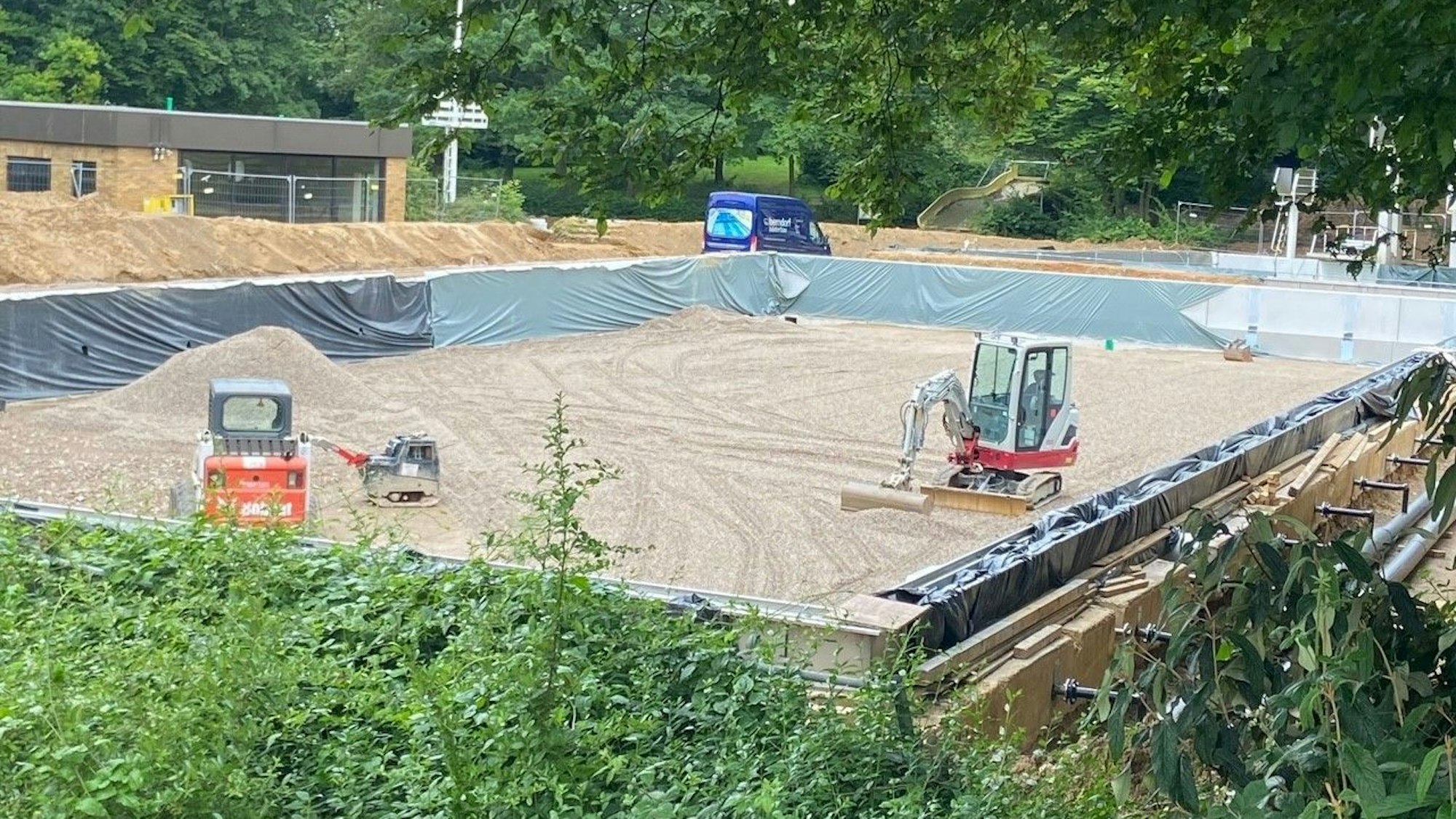 Auf dem Bild ist die Sanierung des Schwimmerbeckens zu sehen.