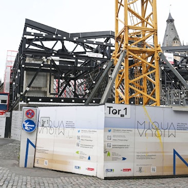 Auf dem Rathausplatz entsteht das Miqua, das Museum im Archäologischen Quartier.