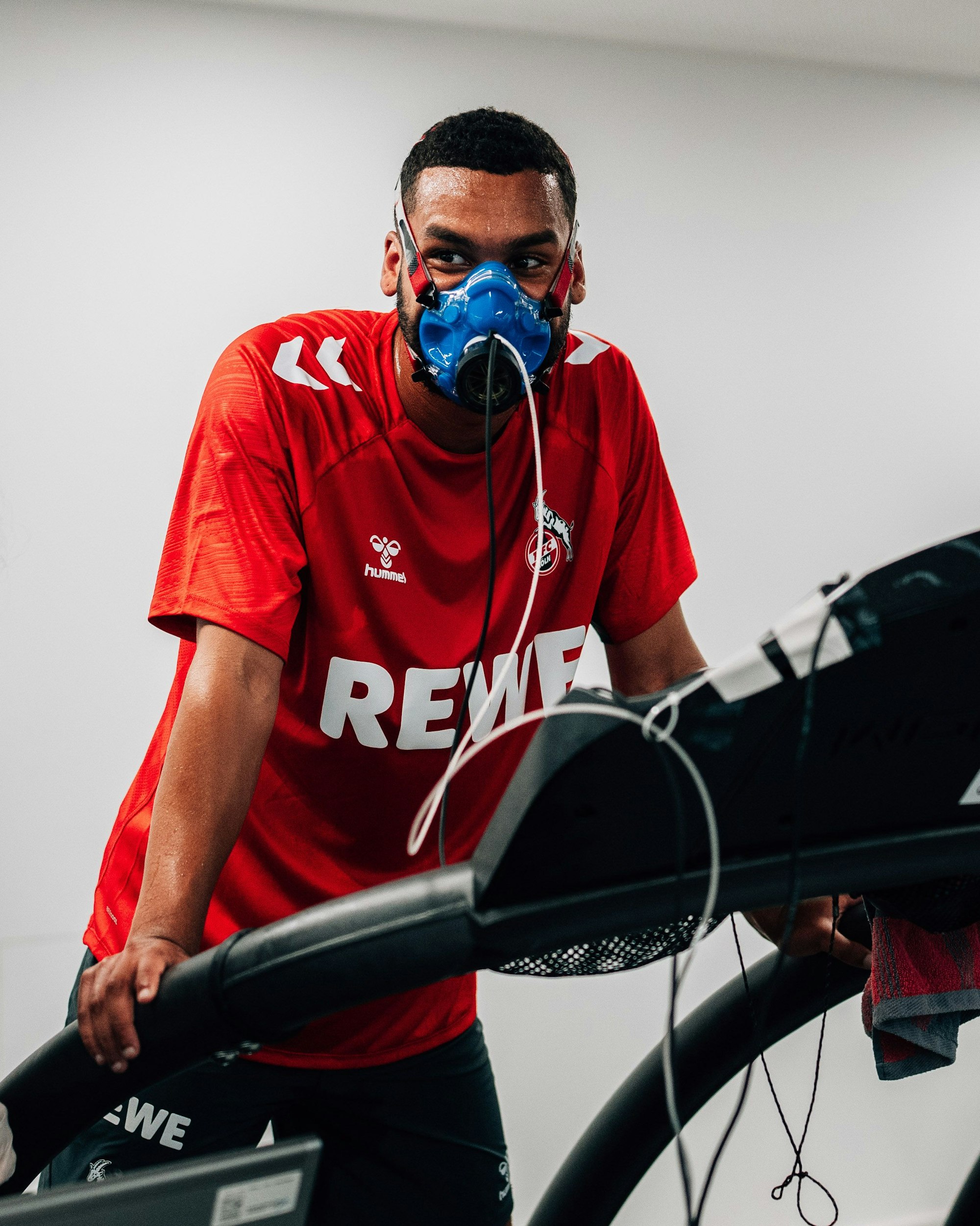 Linton Maina vom 1. FC Köln absolviert den Leistungstest