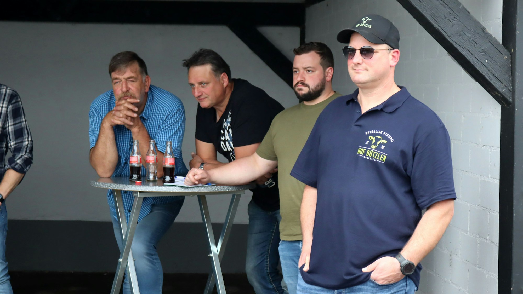 Landwirte aus Bad Münstereifel hören den Ausführungen der Politiker zu.