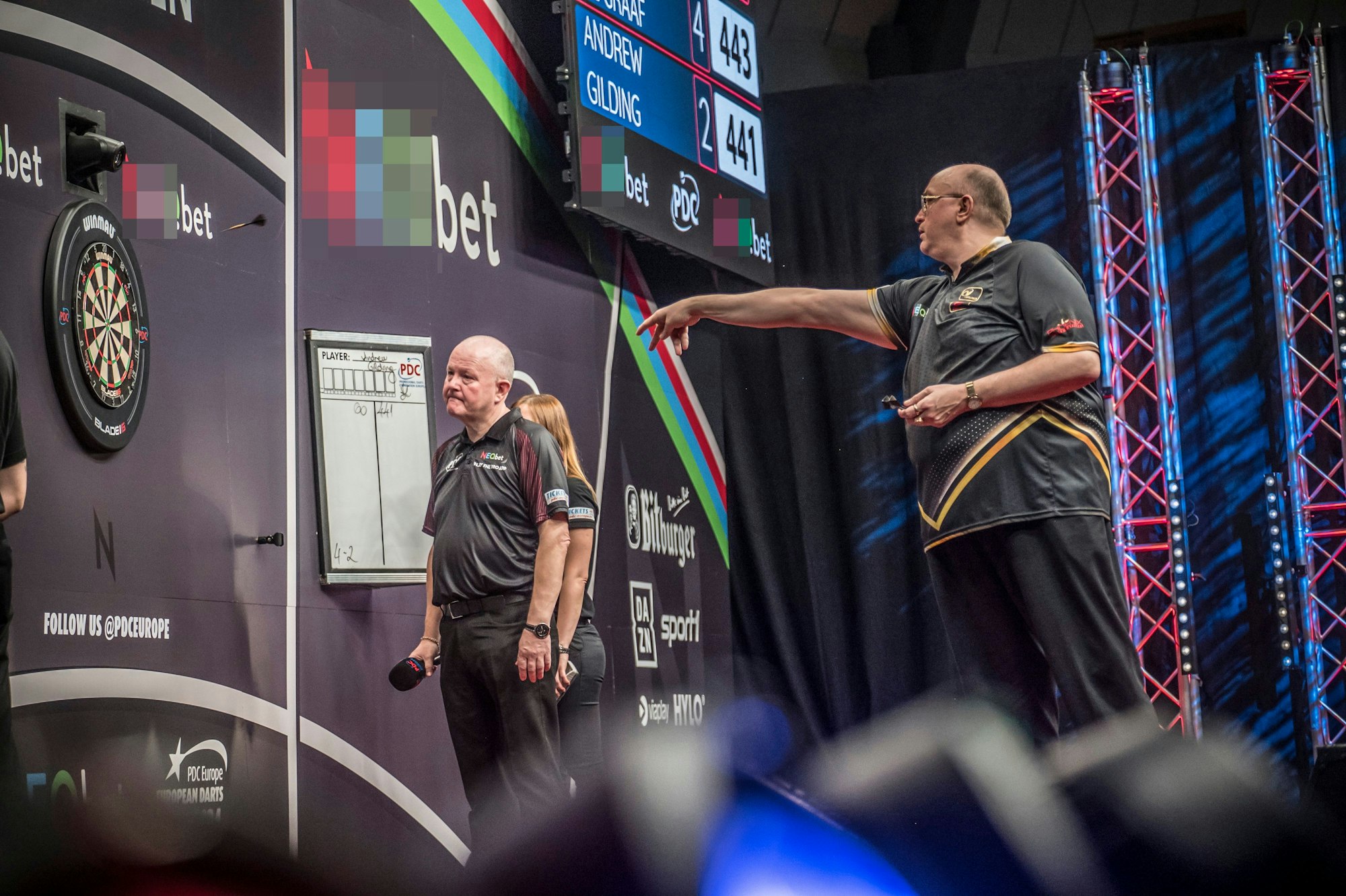 Beim Darts-Turnier in der Rundsporthalle.