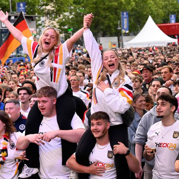 Deutschland-Fans verfolgen beim Public Viewing in der Fanzone Köln das Spiel gegen Schottland (5:1).