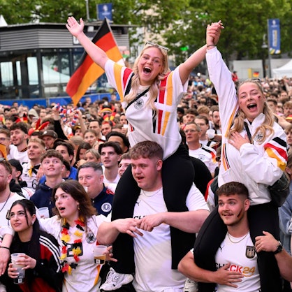 Deutschland-Fans verfolgen beim Public Viewing in der Fanzone Köln das Spiel gegen Schottland (5:1).