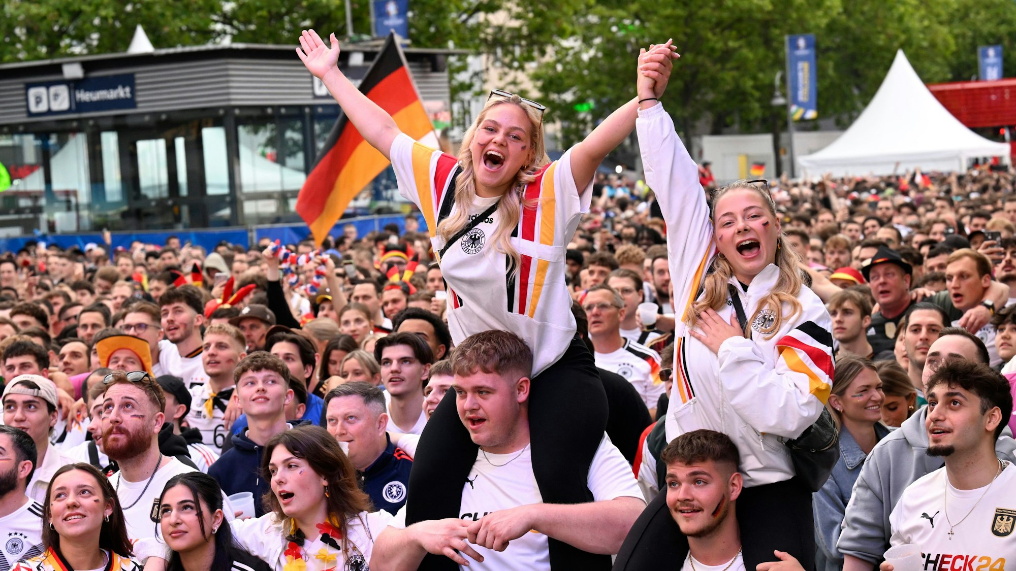 Deutschland-Fans verfolgen beim Public Viewing in der Fanzone Köln das Spiel gegen Schottland (5:1).