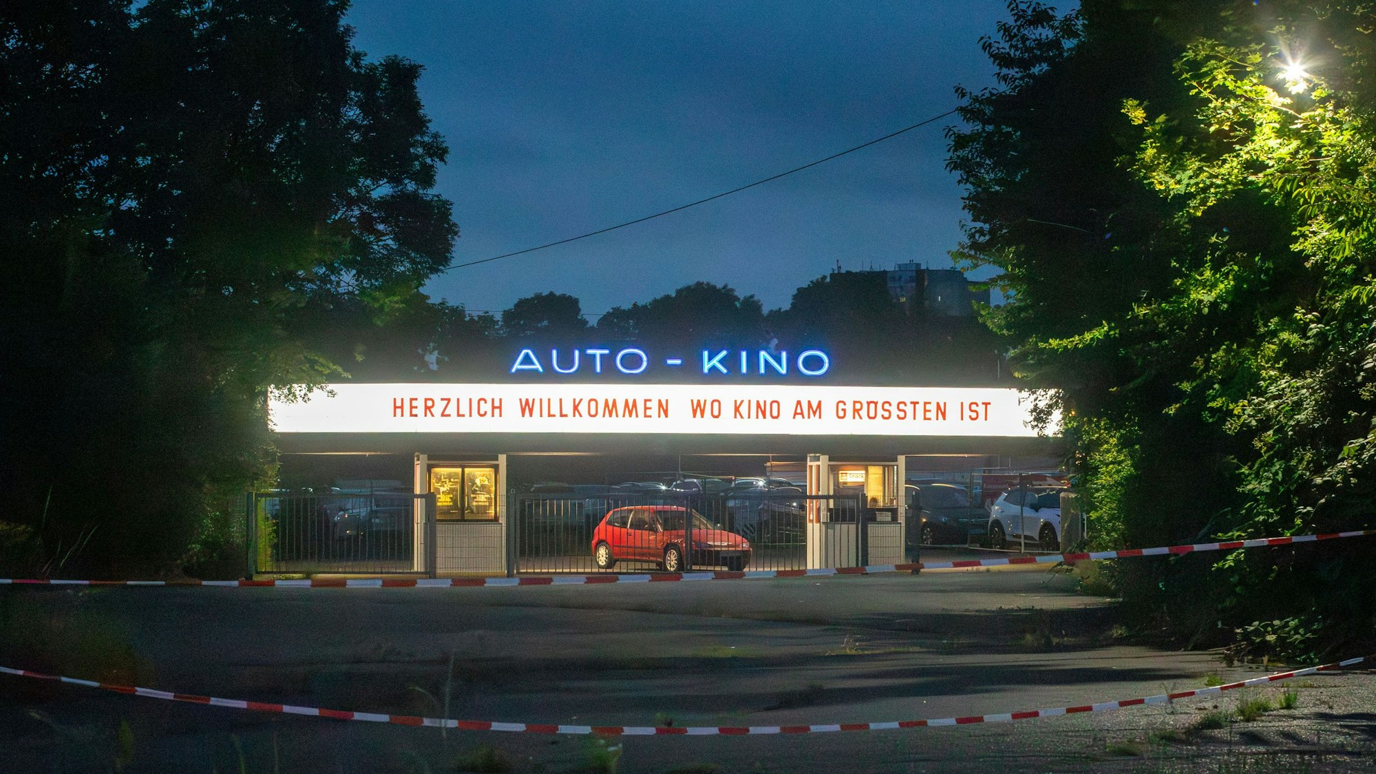 Das Foto zeigt den erleuchteten Eingangsbereich des Autokinos in Köln-Porz.