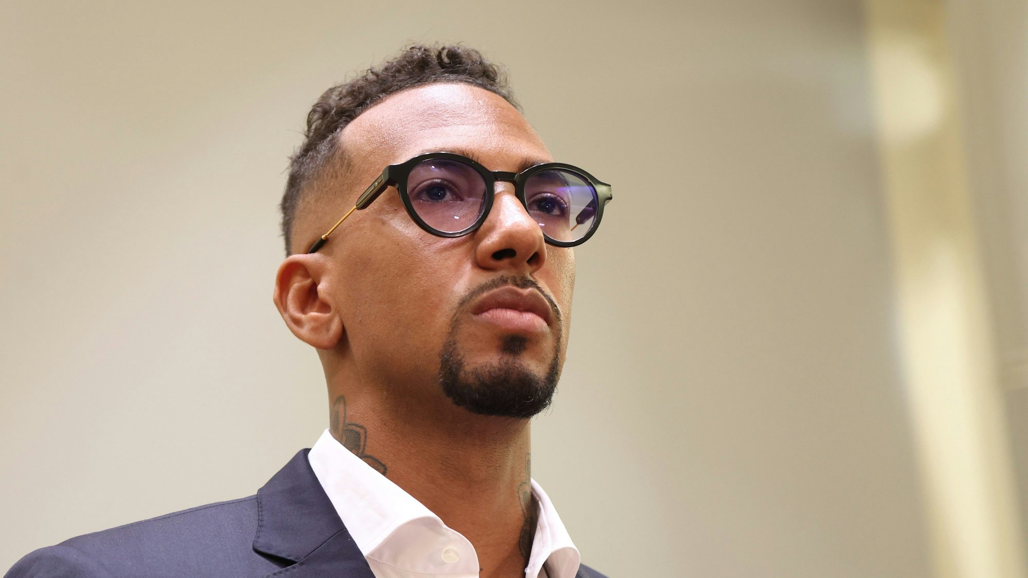 Jérôme Boateng, Fußball-Profi, steht im Landgericht in der Anklagebank.