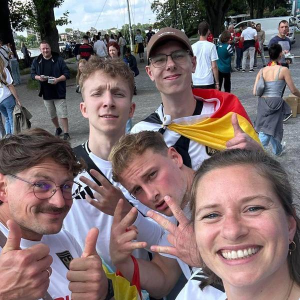 Kölner Deutschland-Fans finden beim Public Viewing im Tanzbrunnen das Handy eines Schotten und geben es ab - machen aber vorher noch ein Selfie. Die Tartan Army bedankt sich über X und startet Aufruf, die engagierten Fans zu finden. Post geht viral, Finderin Caro (rechts vorne) hat mit dem Kölner Stadt-Anzeiger gesprochen.