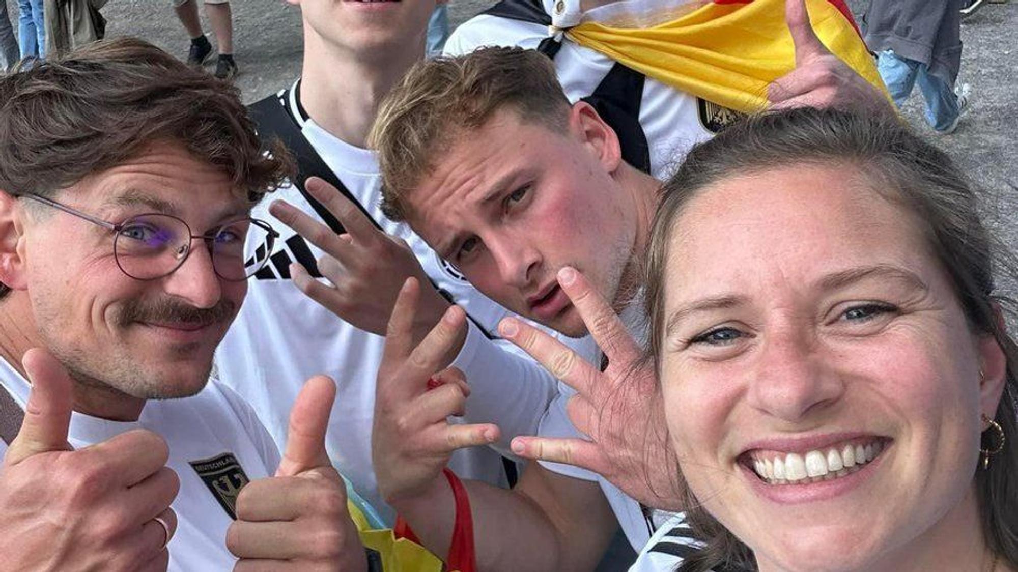 Kölner Deutschland-Fans finden beim Public Viewing im Tanzbrunnen das Handy eines Schotten und geben es ab - machen aber vorher noch ein Selfie. Die Tartan Army bedankt sich über X und startet Aufruf, die engagierten Fans zu finden. Post geht viral, Finderin Caro (rechts vorne) hat mit dem Kölner Stadt-Anzeiger gesprochen.