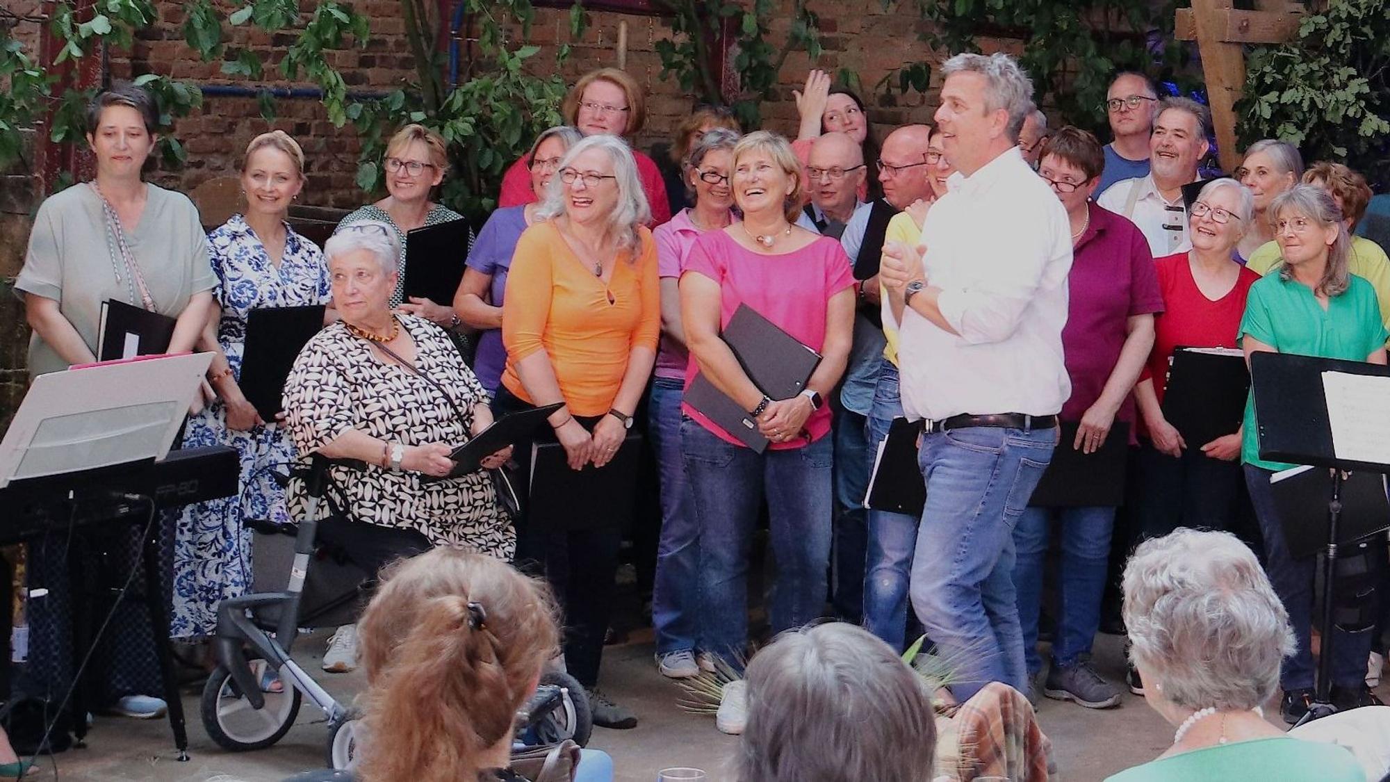 Der Chor Color aus Leichlingen um seinen Dirigenten Ansgar Faust feierte Sommerfest auf dem Bauernhof Meuthen.
