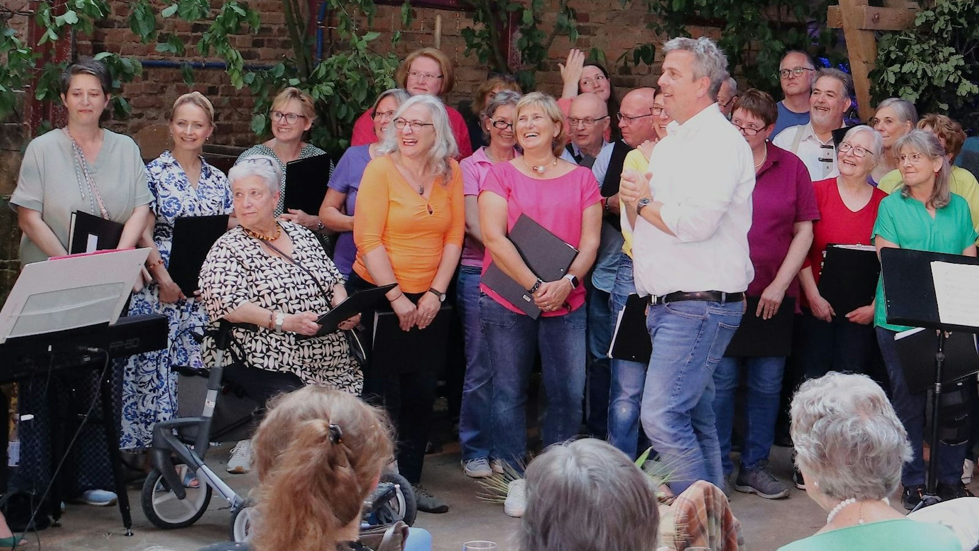 Der Chor Color aus Leichlingen um seinen Dirigenten Ansgar Faust feierte Sommerfest auf dem Bauernhof Meuthen.