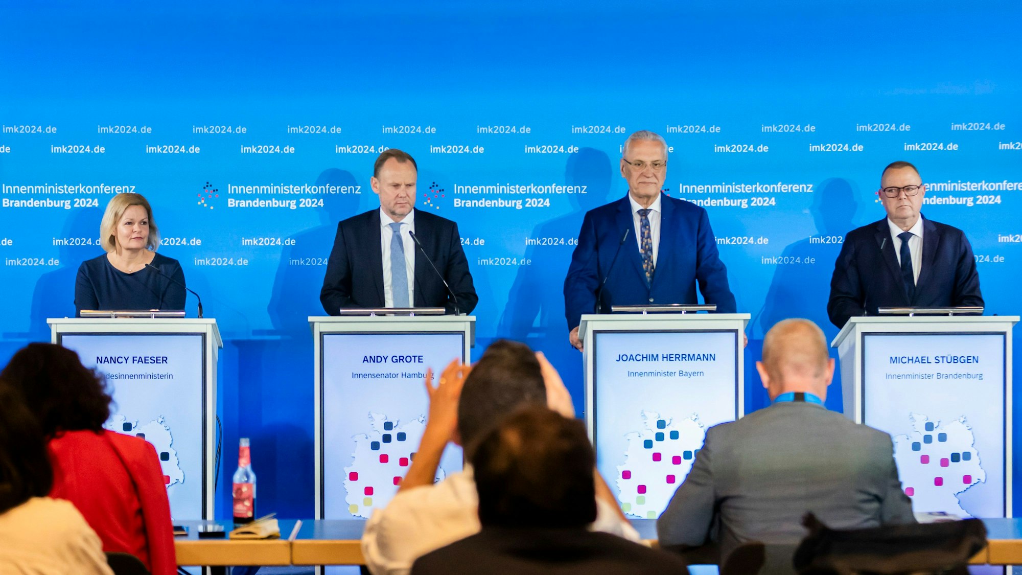 Nancy Faeser (SPD, l-r), Bundesministerin für Inneres und Heimat, Andy Grote (SPD), Innensenator von Hamburg, Joachim Herrmann (CSU), Innenminister von Bayern, Michael Stübgen (CDU), Innenminister von Brandenburg, nehmen an einer Presskonferenz zum Abschluss der Frühjahrskonferenz der Innenminister und Innensenatoren im Dorint Hotel Potsdam teil. Foto: Christoph Soeder/dpa +++ dpa-Bildfunk +++