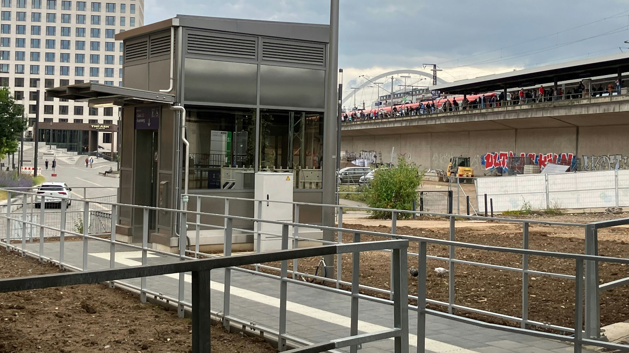 Einer der Aufzüge führt vom wiedereröffneten Tunnel zwischen Auenweg und Messe City auf das ICE-Gleis 12.