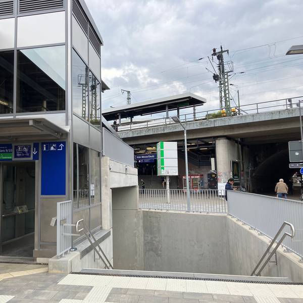 Ein Aufzug am Deutzer Bahnhof