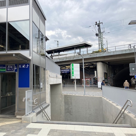 Ein Aufzug am Deutzer Bahnhof