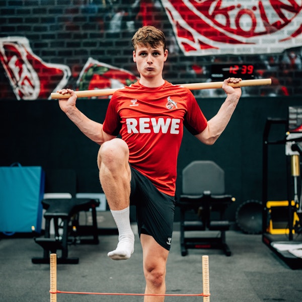 Kölns Torhüter Jonas Urbig absolviert den obligatorischen Leistungstest