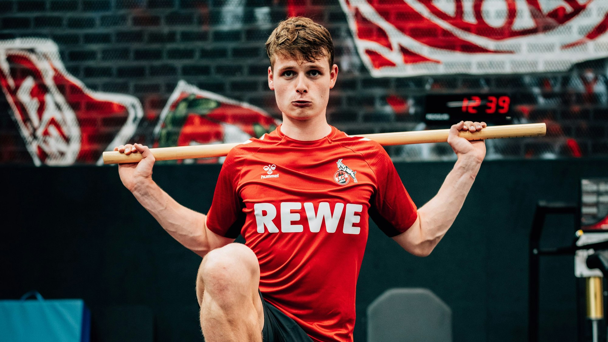 Kölns Torhüter Jonas Urbig absolviert den obligatorischen Leistungstest