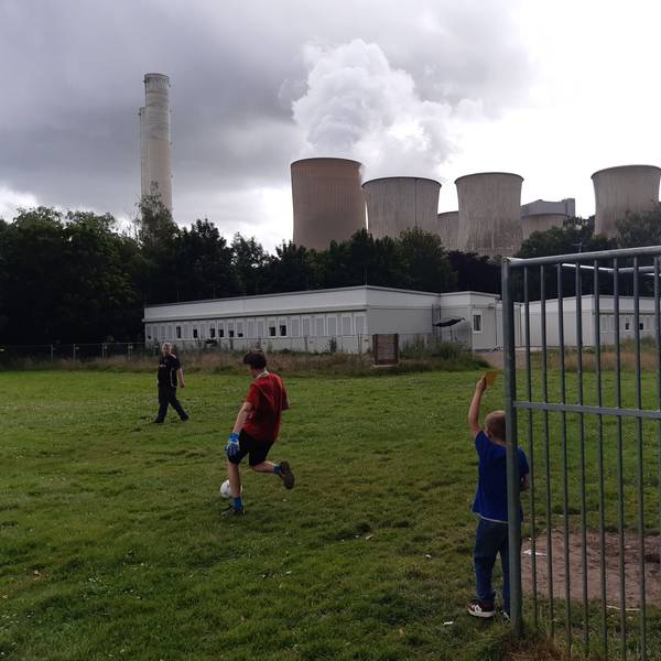 Auf dem Sportplatz in Auenheim stehen Wohncontainer. Für die Dorfjugend bleibt nur noch ein kleiner Bolzplatz zum Fußballspielen übrig.