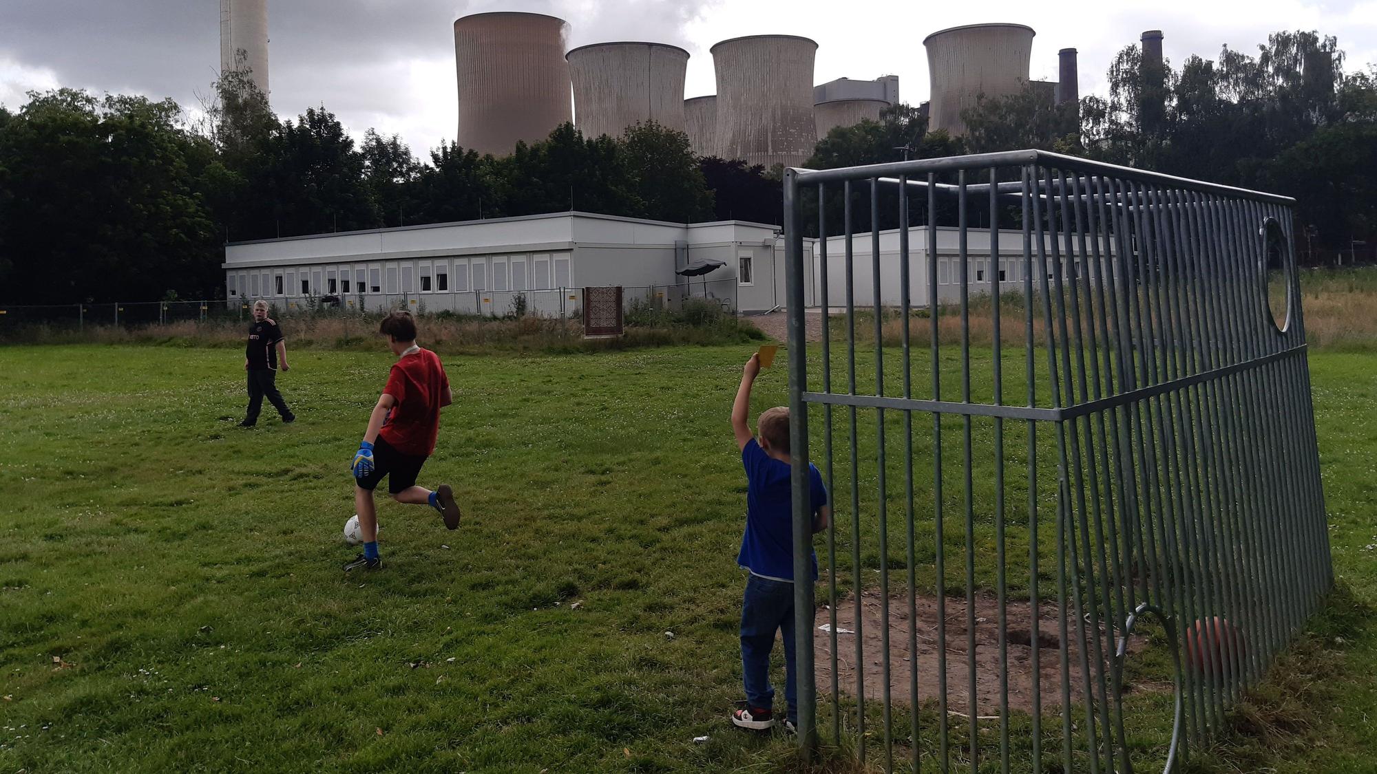 Auf dem Sportplatz in Auenheim stehen Wohncontainer. Für die Dorfjugend bleibt nur noch ein kleiner Bolzplatz zum Fußballspielen übrig.